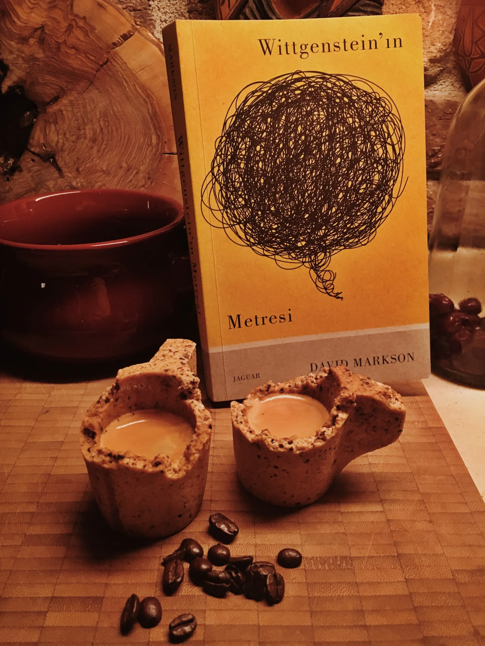 Eş'i okurken Markson'ın kokusunu almak mümkün. Tabii Offill tüm yenilikçiliğine rağmen ana akıma daha yakın duruyor ve tarzları yan yana getirince benzetebilmek için Markson'ı çok çok seyreltmek gerekiyor. Davd Markson - Wittgenstein'ın Me…