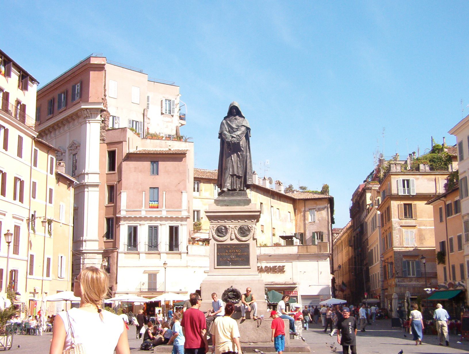 Giordano Bruno (1548-1600) - Bruno, sonsuz evren görüşünü benimsemesi ve dünyadan başka gezegenlerin de olduğu iddiasını bıkmadan dile getirmesi nedeniyle Roma Engizisyon Mahkemesi tarafından Roma'daki Campo de' Fiori meydanınında diri diri yakıldı. Bruno, ölüm kararını kendine bildiren yargıca "Ölümü bildirirken siz benden daha çok korkuyorsunuz." der. Görsel bugünkü Campo de' Fiori meydanı ve meydandaki Giordano Bruno heykeli.
