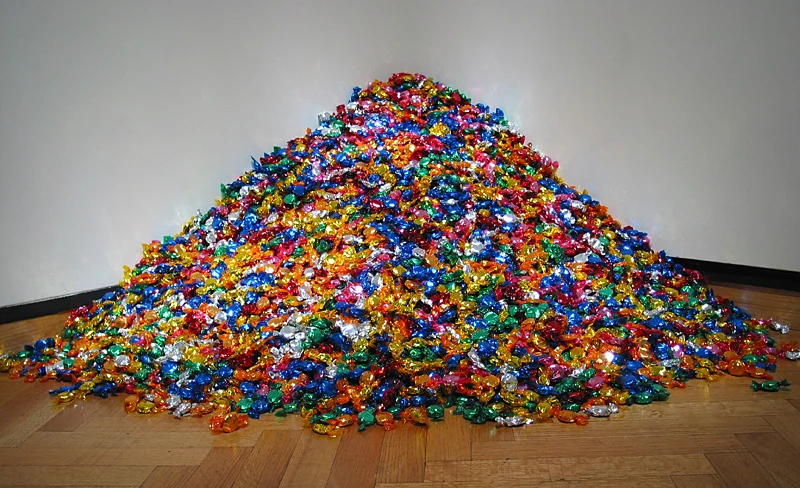 Felix Gonzalez-Torres - İsimsiz (Ross'un L.A.'daki portesi) 1991 İzleyiciler 80 kg'lık şeker yığınından tüketmeye teşvik edilirler. Aslında bu iş Gonzalez-Torres'in AIDS yüzünden ölen sevgilisi Ross'un hastalık sürecini anlatır. Ross hasta olduğunda 80 kg'dır ve hastalık onu yavaş yavaş eritir. Gonzalez-Torres 12. İstanbul Bienal'inin merkezinde yer alıyordu - bizim devlet duruma ayamadı diye tahmin ediyorum.
