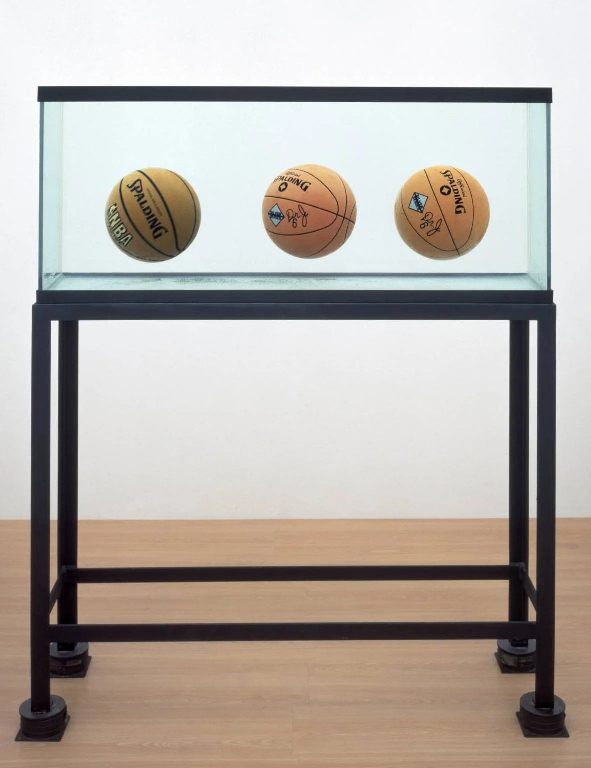 Jeff Koons - Üç Top Tam Denge Tankı 1985 (Tate Müzesi)