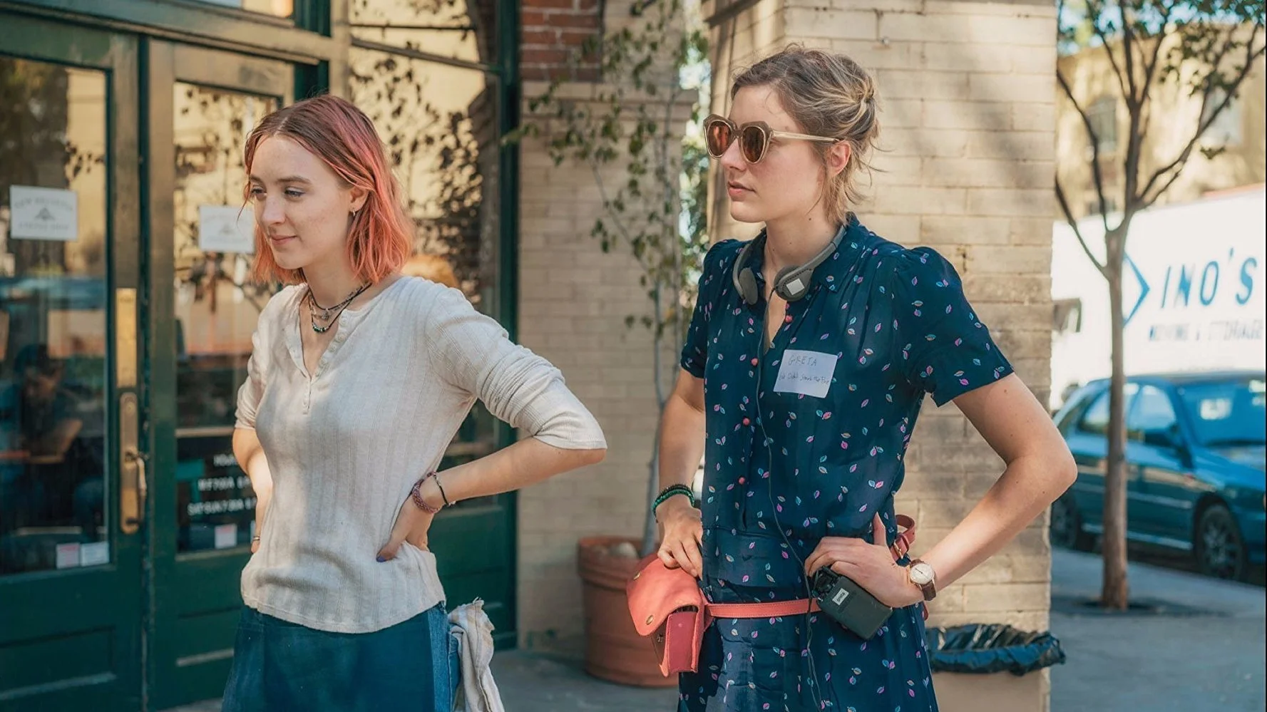 Saoirse Ronan (Christine) ve Greta Gerwig sette...