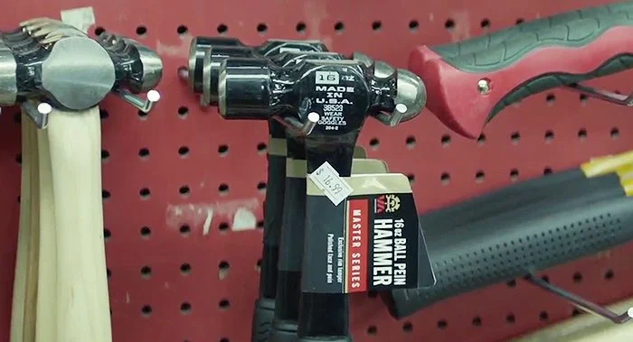 Resim altı - Joe’nun adının Amerika için sıradanlığı, silah tercihi çekiç ve seçtiği çekicin üzerinde “Made in USA / ABD’de Üretilmiştir.” yazısı… Ramsay’in geveze ve güçlü ikinci dilinden örnekler/sözcükler.