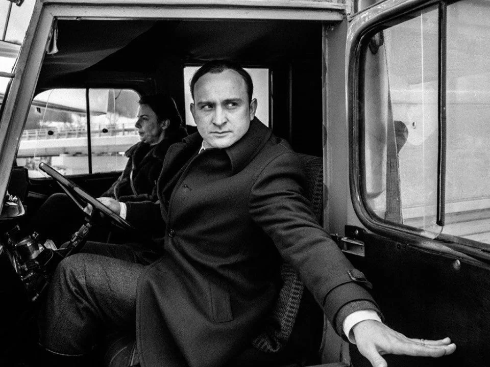 Devletin veya sistemin yüzü Kaczmarek rolüyle Borys Szyc… Bu karede Kaczmarek’in yüzündeki ifade Pawlikowski’nin yaklaşımına dair ipuçları veriyor.