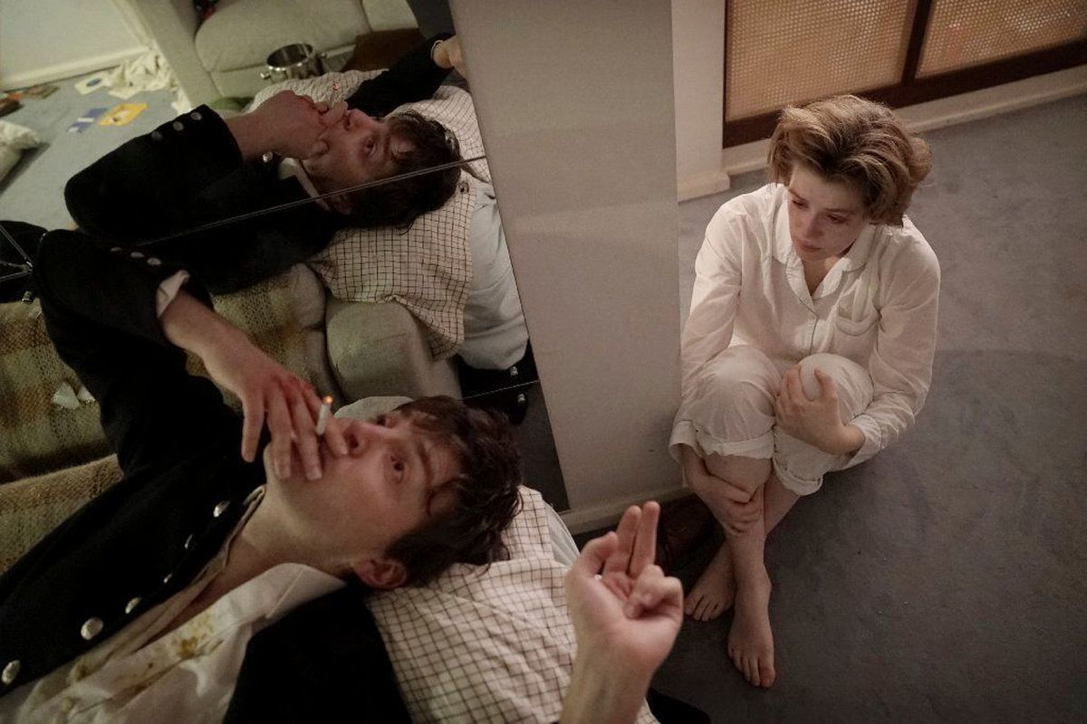 Filmin önemli bir bölümü Julie’nin kutu gibi evinde geçiyor – yine Julie’nin hayatının parçası. Evdeki aynaların yarattığı tuhaf, parçalı derinlik ve evin aydınlık ama klostrofobik atmosferi bir anlatı ögesi olarak filmin tonunu oturtulurken kullanılmış…