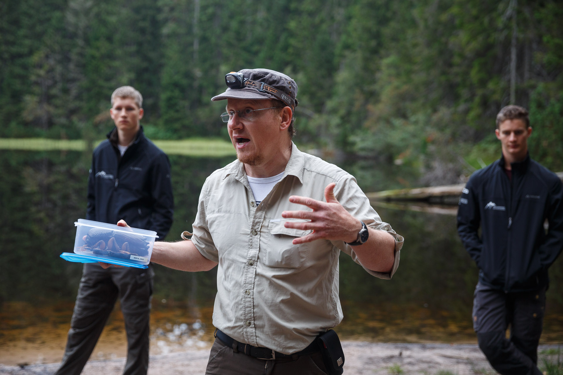 Wildnispädagoge Luis Scheuermann erzählt davon, wie der Nationalpark mit “Bork”, dem Borkenkäfer umgeht.