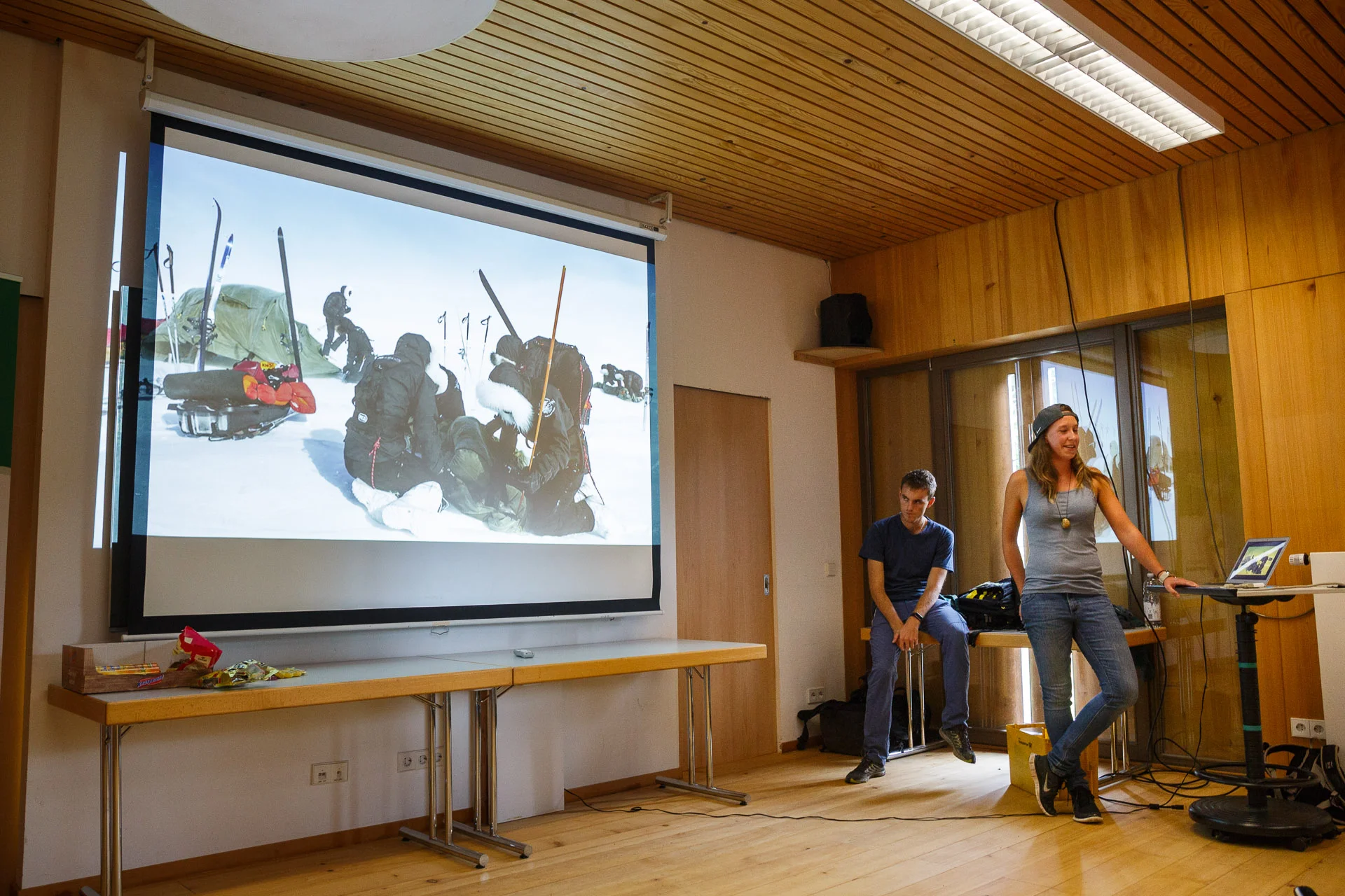 Saskia und Simon begeistern die Gruppe mit Erzählungen von ihren Expeditionen.