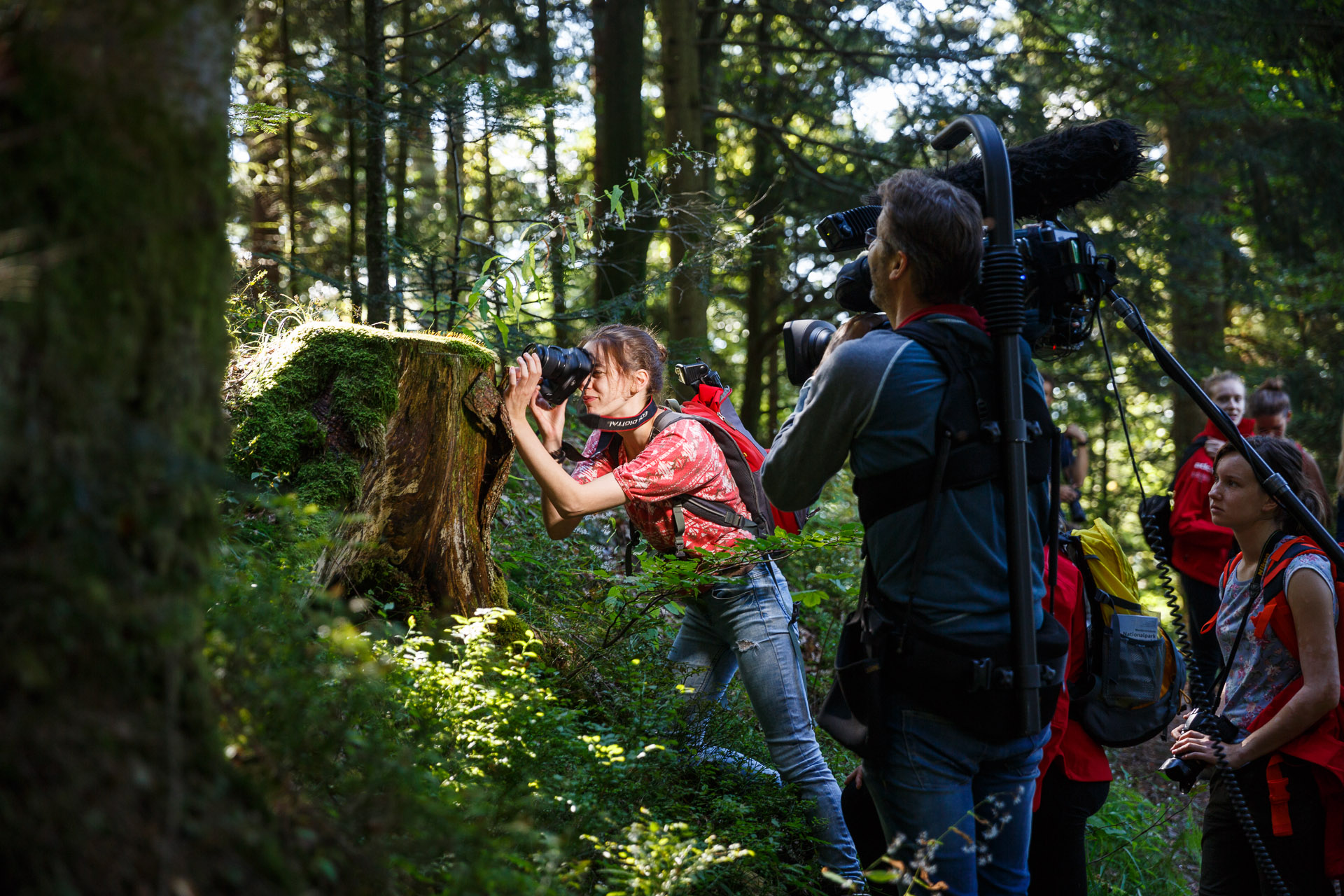 Der SWR schaut zu! Hier wird Teilnehmerin Salima bei der Makrofotografie gefilmt.