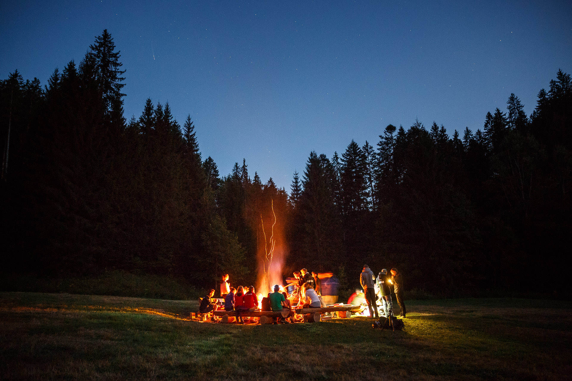 Wildnisübernachtung auf einer abgelegenen Lichtung.