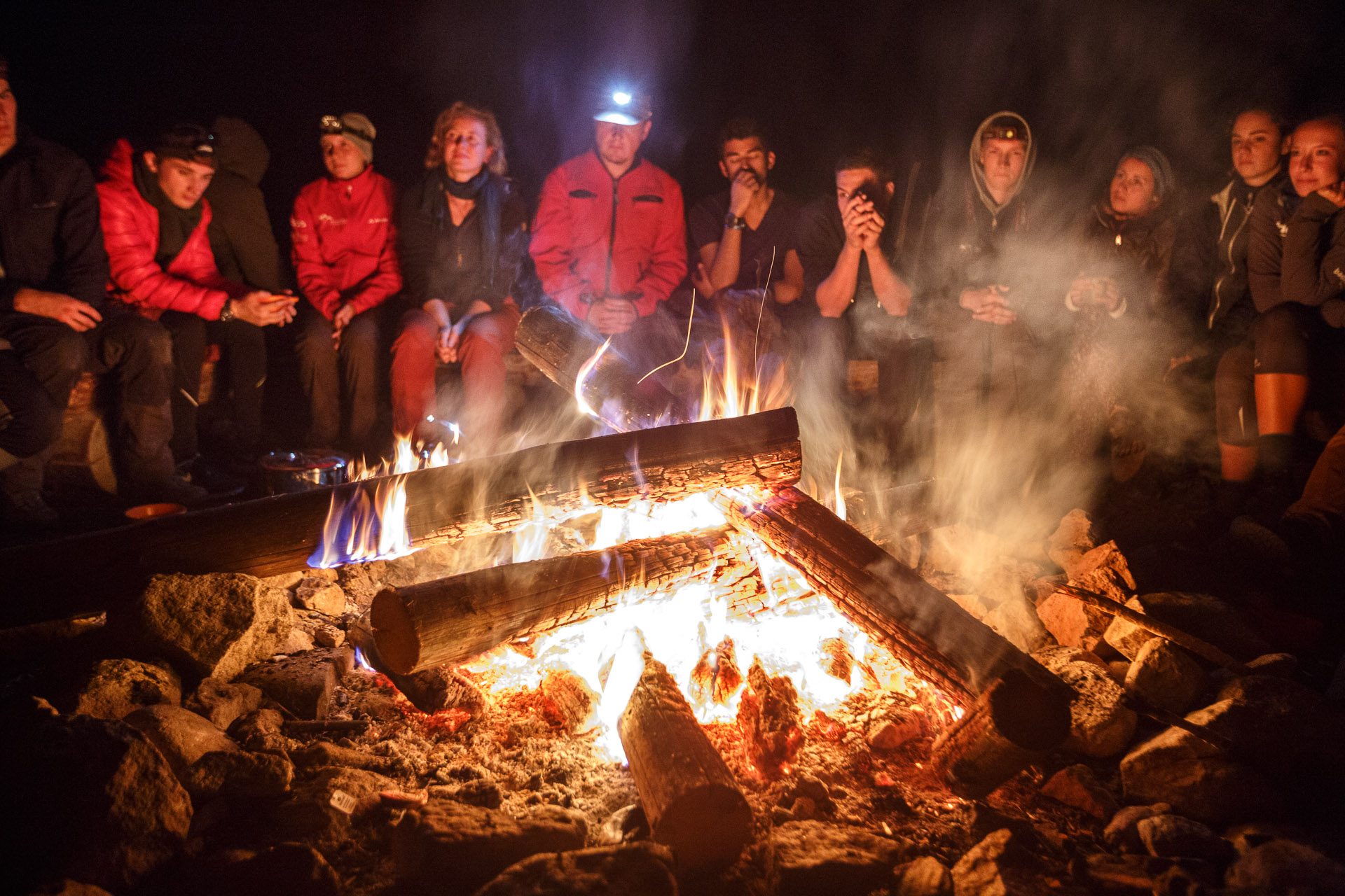 Das Lagerfeuer genießen.