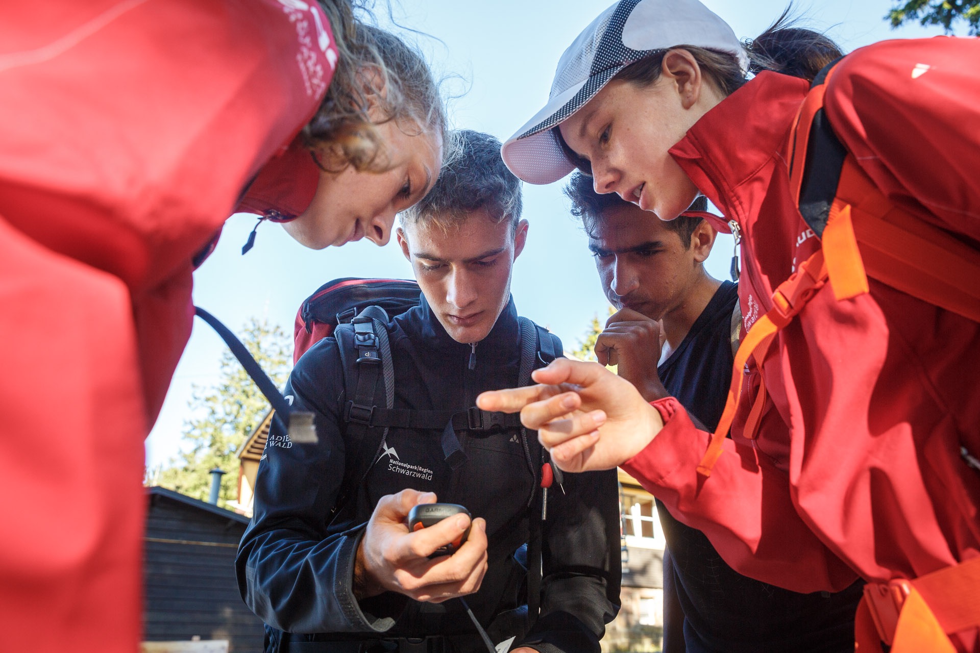 Mit GPS, Kompass und Karte ausgerüstet machen sich die Teams von der Darmstädter Hütte auf, voller Elan und in der Hoffnung ihre Schuhe zu finden.