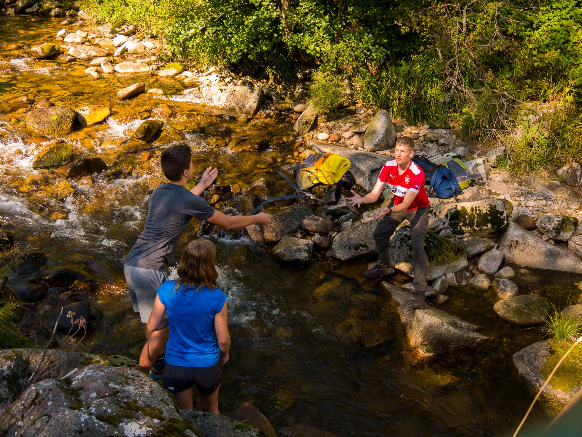Bei der Fluss Challenge müssen die Rucksäcke über das Wasser transportiert werden, ohne dass die nebenliegende Brücke benutzt werden darf.