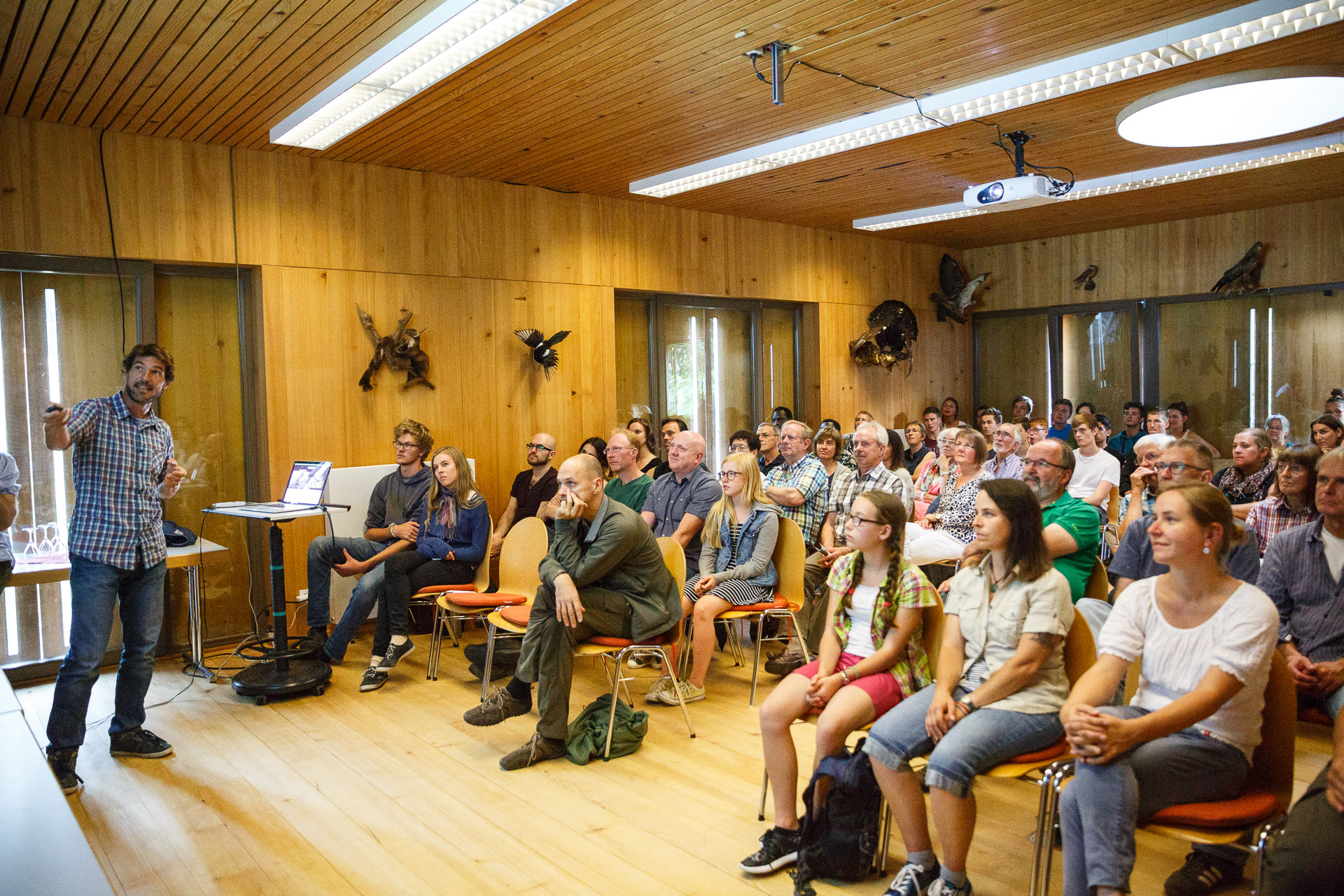 Vortrag im Nationalparkzentrum zu Abenteuer Schwarzwald - auch die Young Explorers hören interessiert zu.