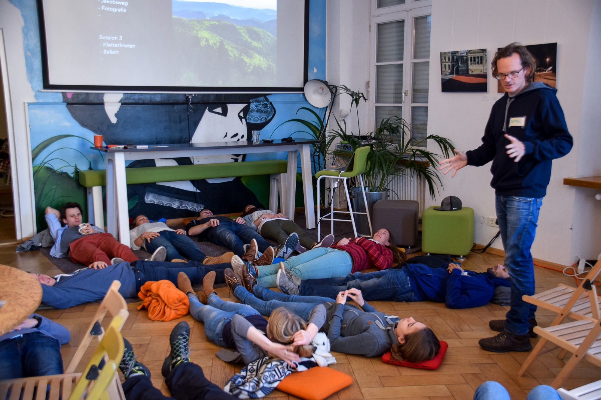 In den spontanen Workshops war so einiges geboten. Auf dem Boden liegend...
