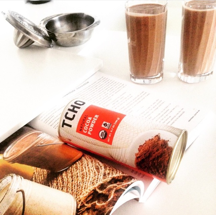  CHEERFUL CHOCOLATE AVOCADO SMOOTHIE (DAIRY-FREE)