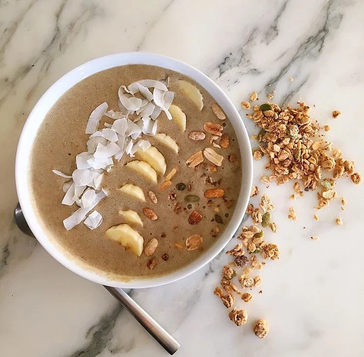 CHOCOLATE PEANUT BUTTER SMOOTHIE BOWL