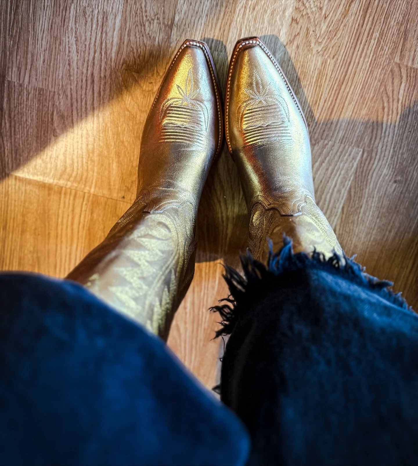 Two autumn shoots wrapped for @artifactsantafe and @santacafesantafe &mdash; and yes, the gold boots are officially mine. 

All right, @blairhollowcandles &hellip; you&rsquo;re up next. Then it&rsquo;s off to St. Louis! ⚜️⚜️
See you in two weeks, San