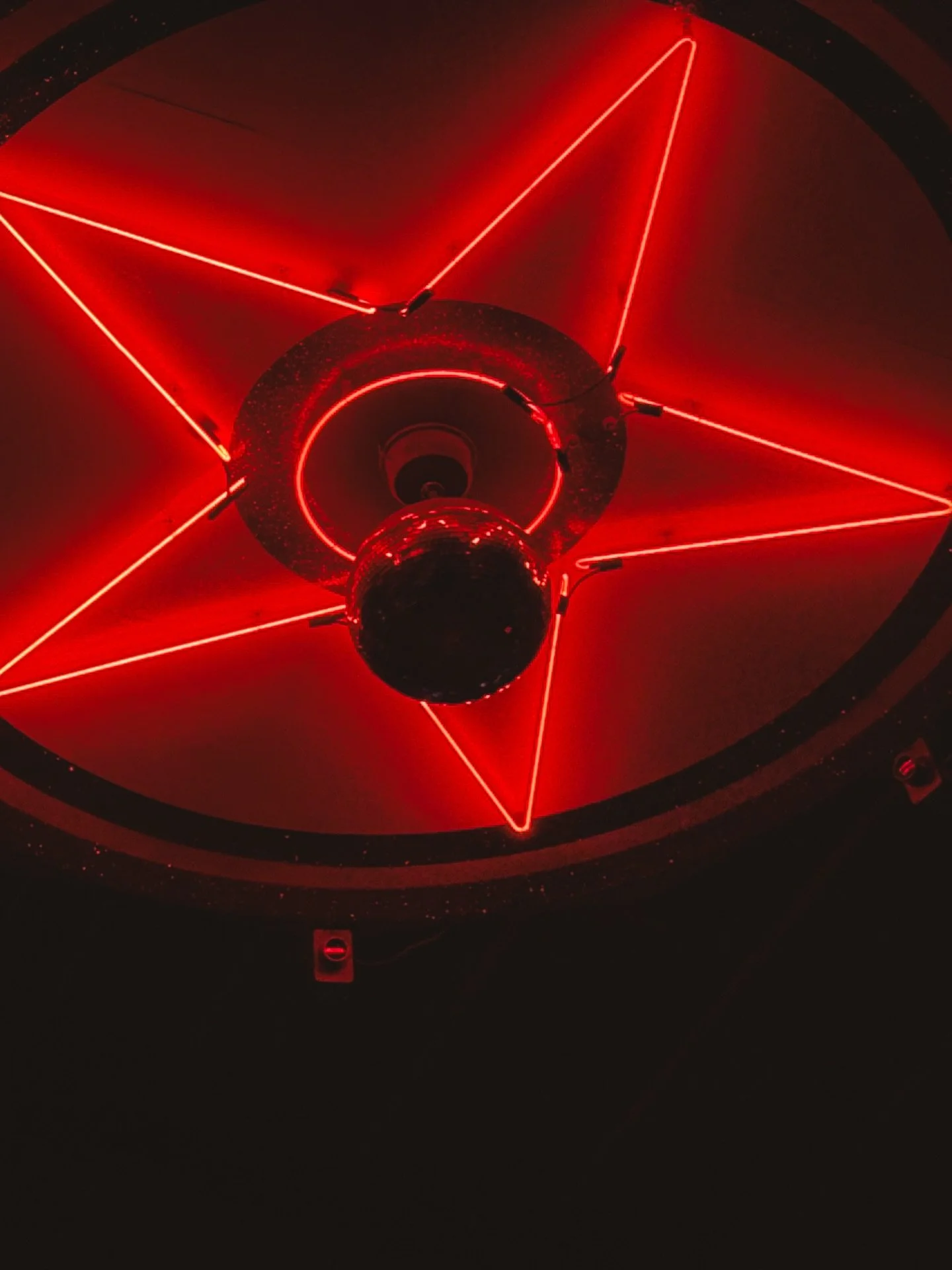 Sunday night at @cainsballroom felt less like a show and more like being invited into a rehearsal you didn&rsquo;t want to end &mdash; that rare moment when you can feel a band breathing together. @jefftweedy&rsquo;s Twilight Override tour carries th