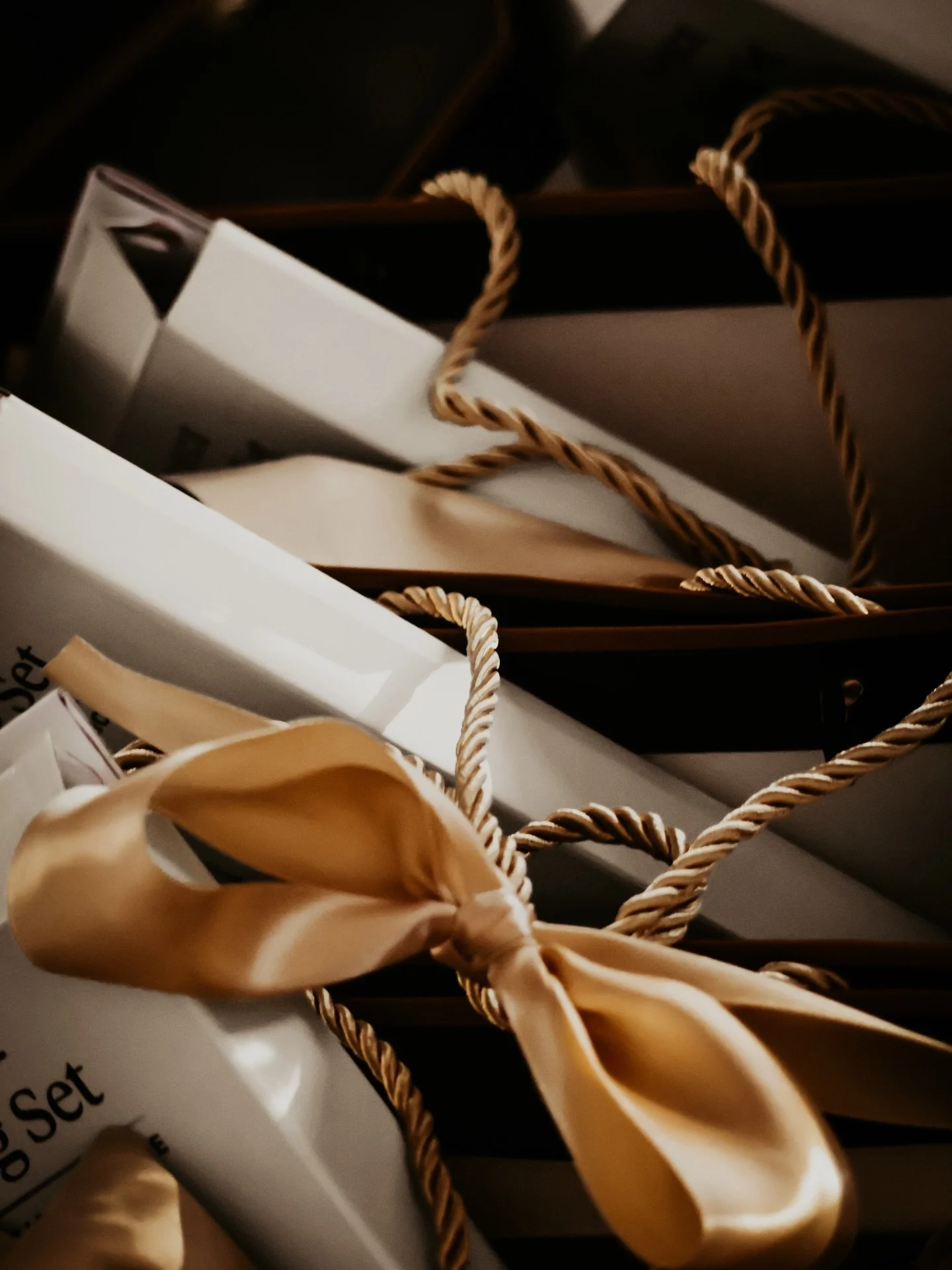 Putting together these Friendsgiving gift bags felt like sharing the small rituals and beautifully made essentials that genuinely enrich my everyday life.

@poketo has been part of my routine for years. Their journals and pens make reflection feel gr