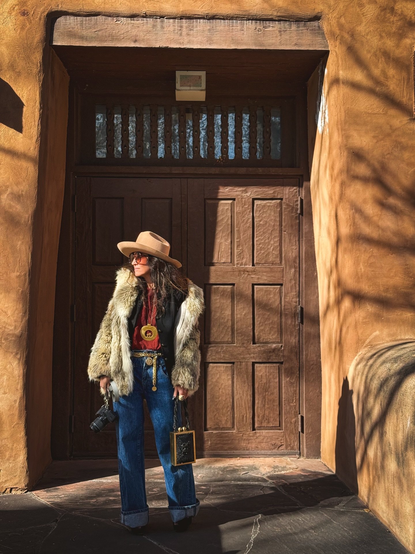 A little morning softness, a very good breakfast, the quiet choreography behind the counter&mdash;
then layers I love: worn denim, heavy gold, borrowed warmth, a camera always close.

Some days are just about noticing what&rsquo;s already there.

Wea