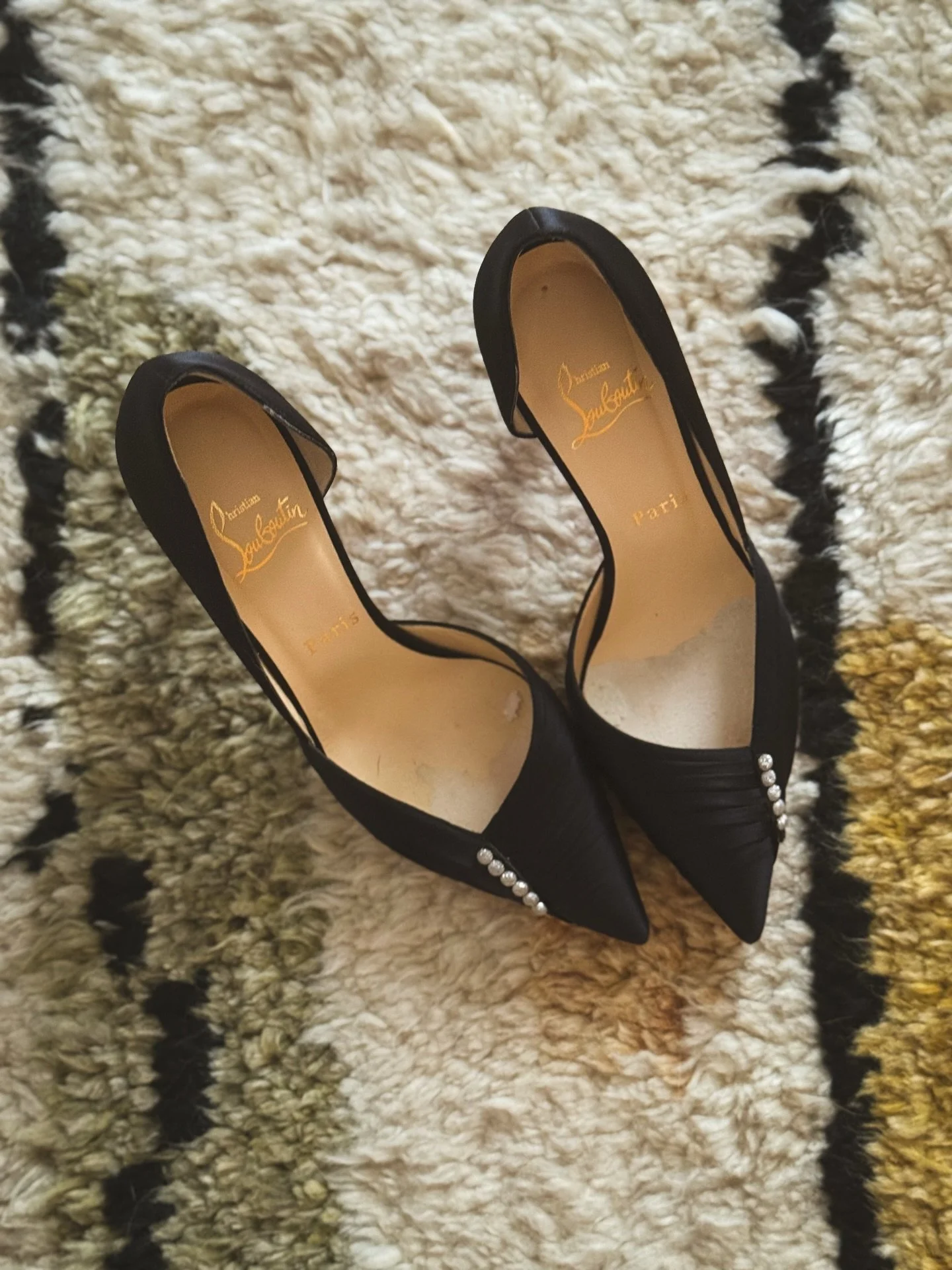 Today&rsquo;s joys, in no particular order: @dakotalovesbonemarrow &lsquo;s chocolate cake, already plotting its February debut at @capitalcoalneighborhoodeatery . 🤤 I love being a taste tester! 

A vintage Yves Saint Laurent headpiece worn to lunch