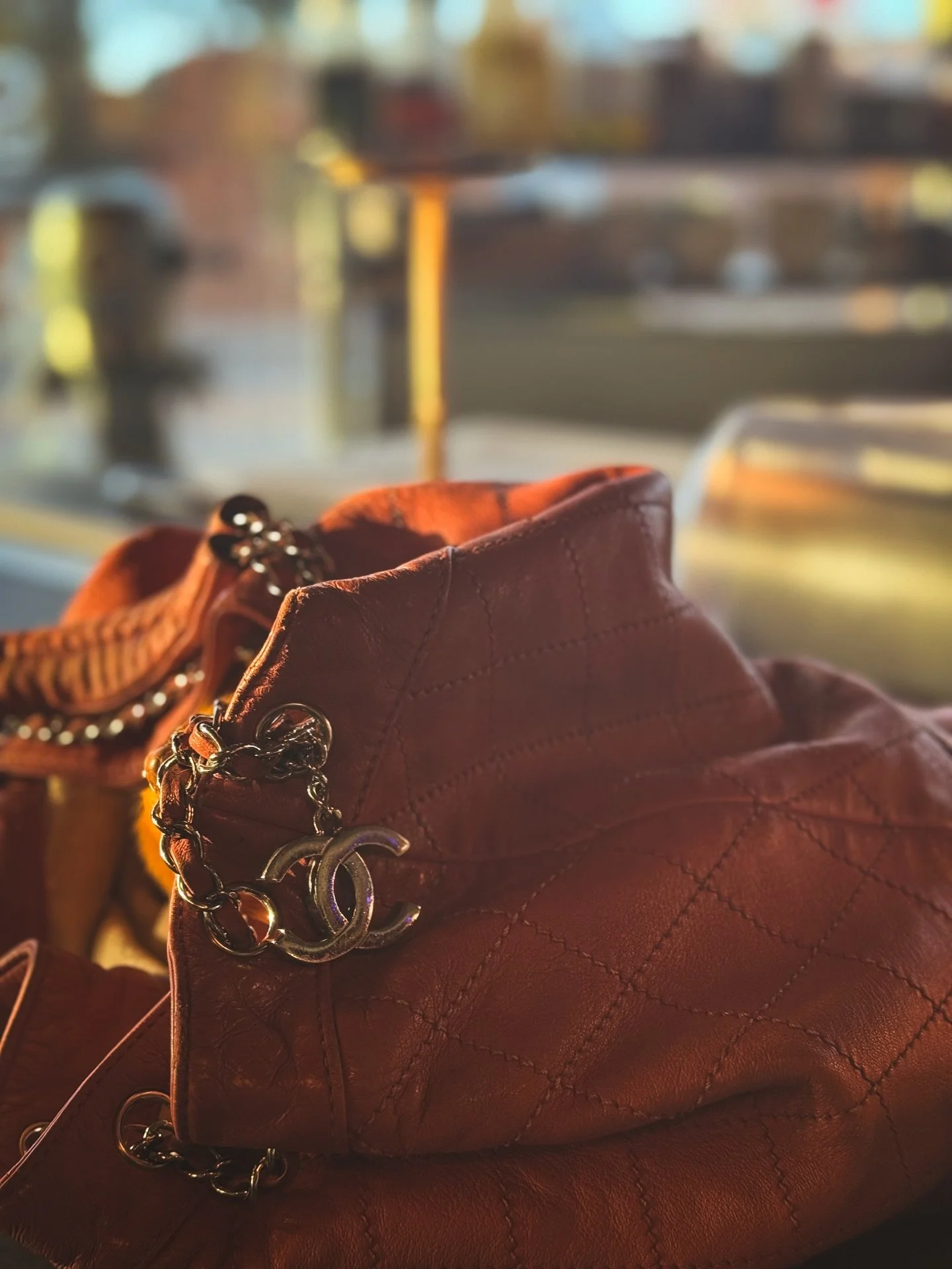 Date night at @brujas_pizza with all the focus on the new BBQ chicken pizza! 

That BBQ sauce is the star: smoky, slightly sweet, generously layered so it settles into the crust and melts right into the cheese. Comforting, indulgent, and absolutely t