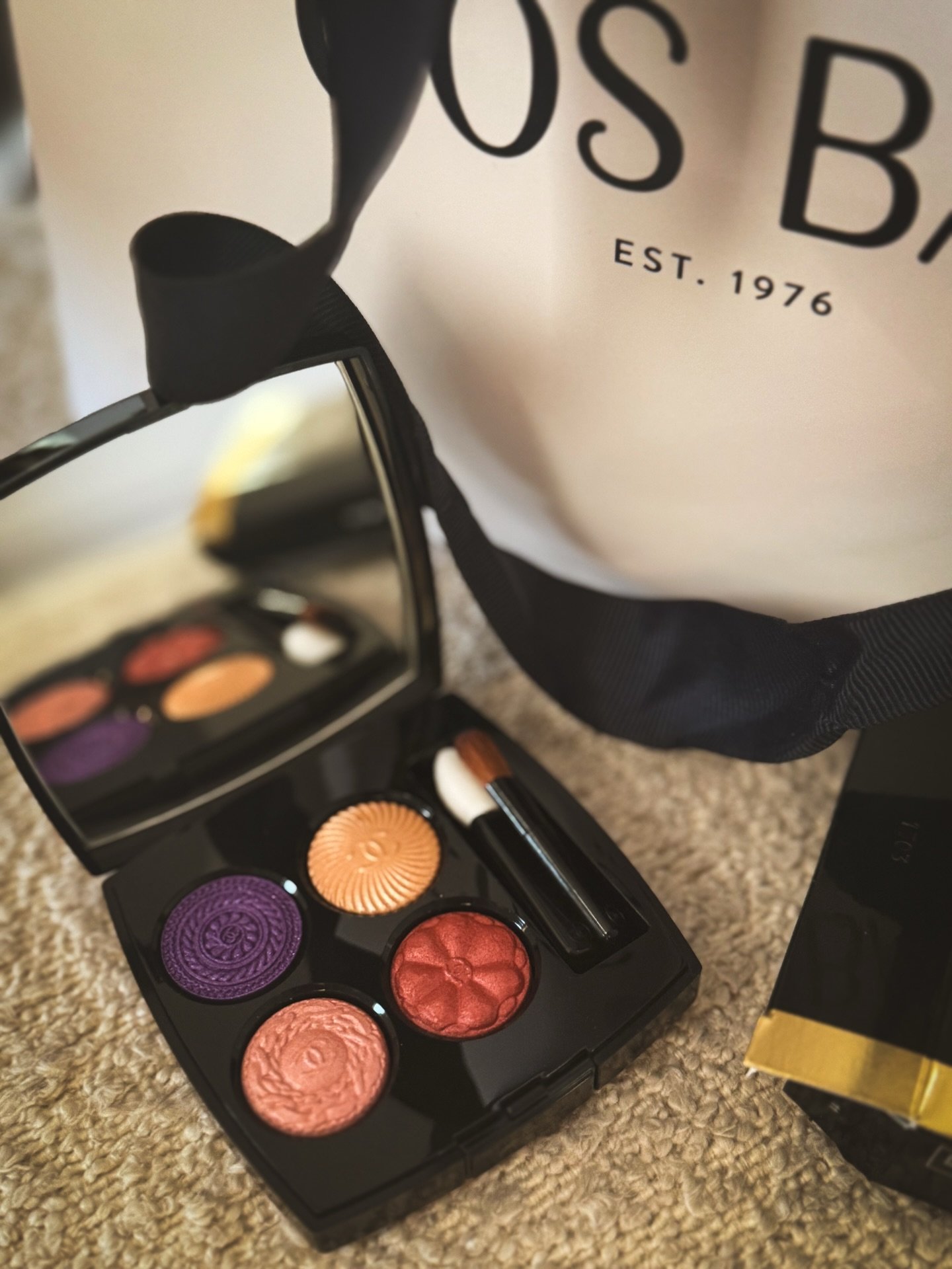 What even was today.

Ran into @cosbar for one moisturizer. ONE.
Sweet Jen took her time, sent me home with samples so I can actually try before I buy (why does that feel so rare and so wonderful?).

And then&hellip; Ali MacGraw.

She was there. Glow