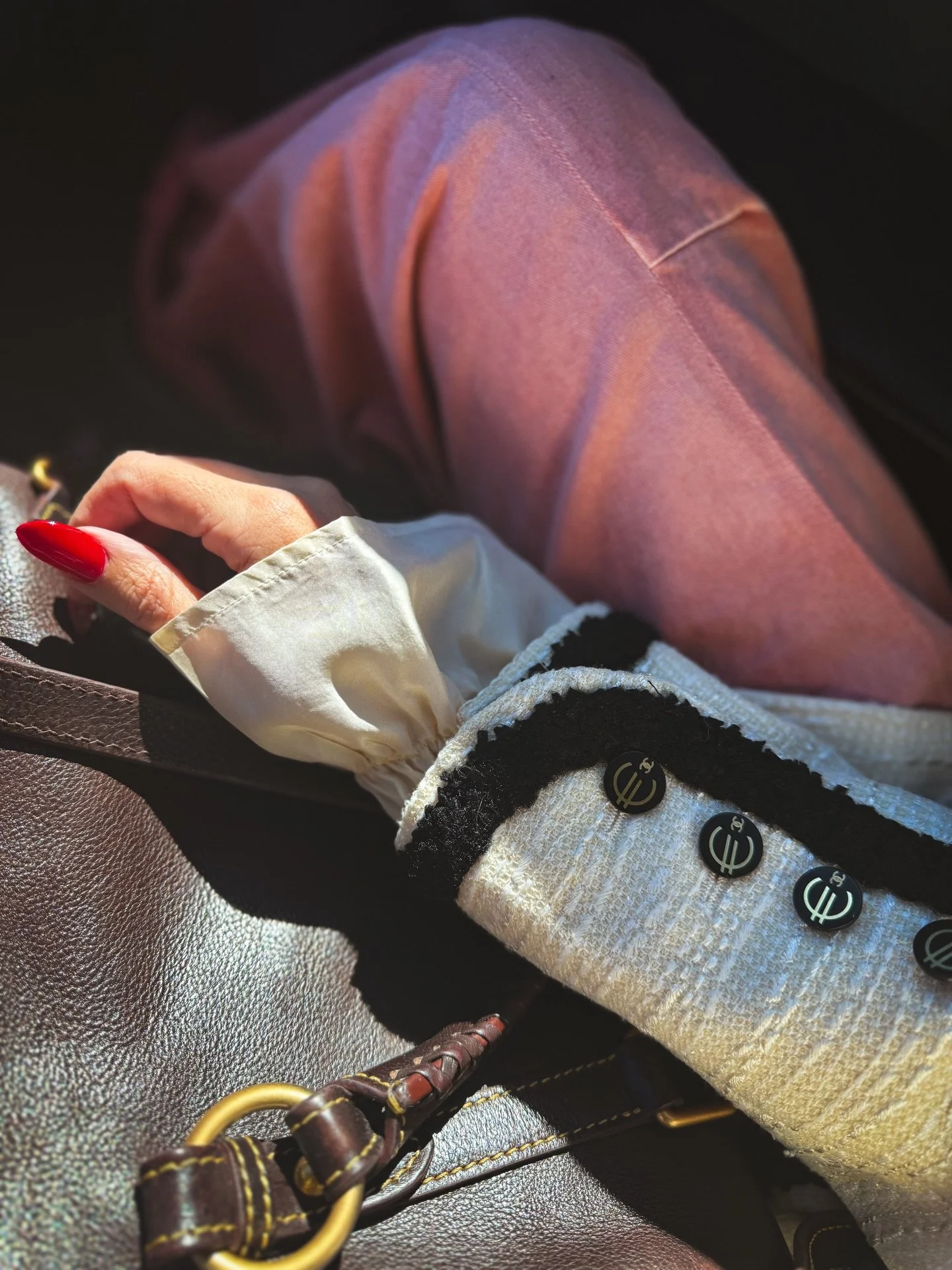 Always a good day when the outfit comes together like this.

@chanelofficial jacket from @lustandfond, @b_sides_jeans, and Chanel sunnies from @oculussantafe.
