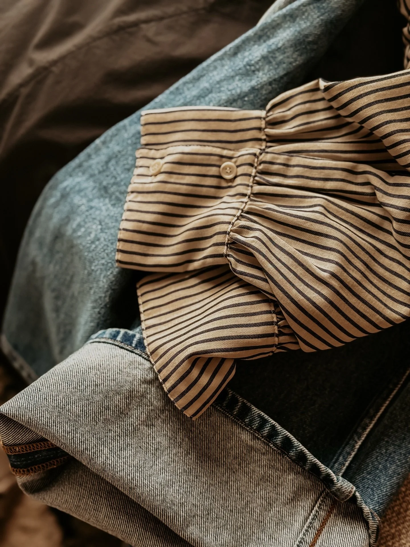 @sote_1982 is my FAVORITE store in Santa Fe&mdash;full stop.
And @tarynandbeanforever is the kind of stylist who makes you fall back in love with getting dressed.

Proof in the details:
@fabiana_pigna_ , @emma_rothkopf , @b_sides_jeans , @proche_stud