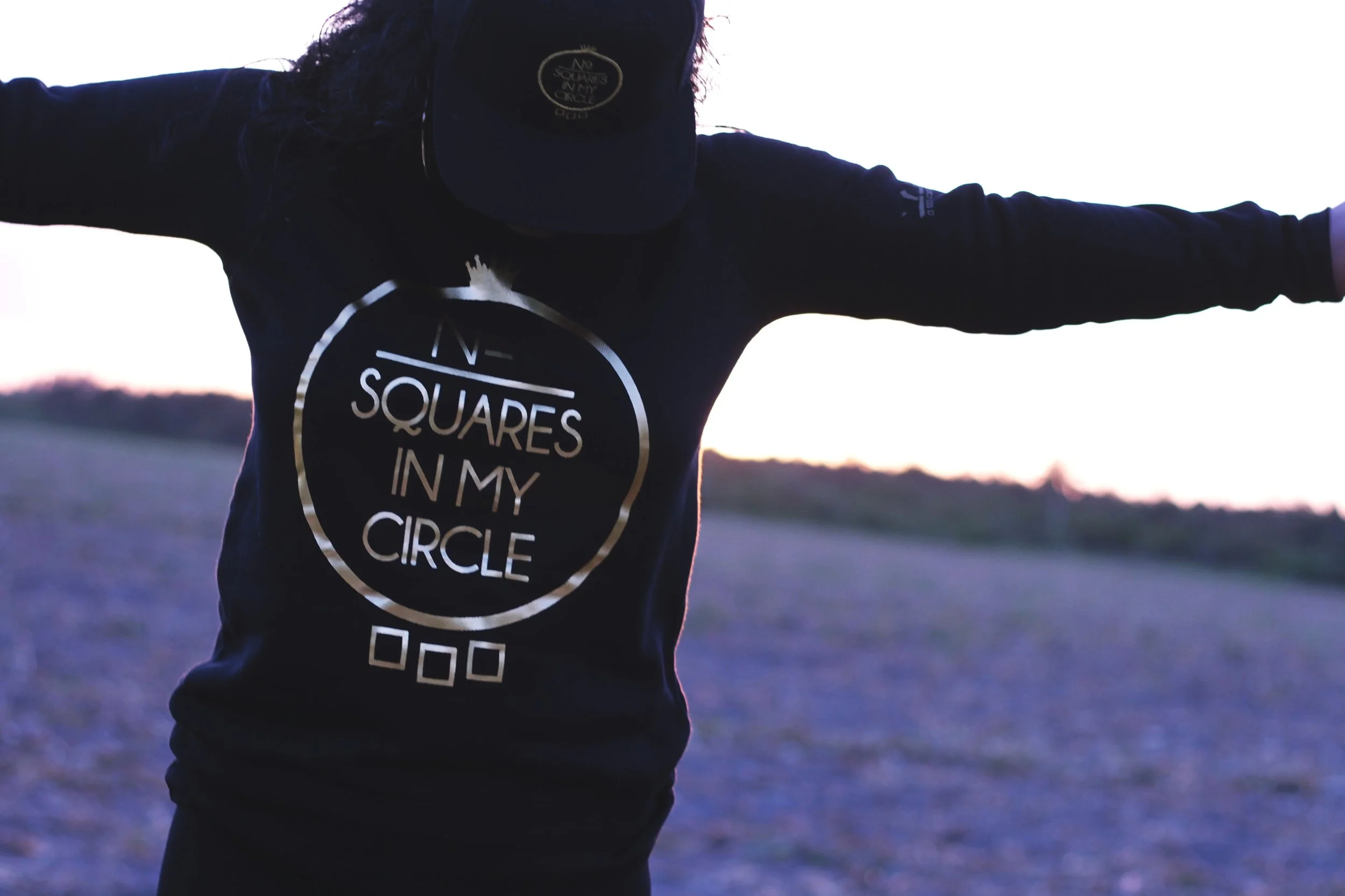 No Squares In My Circle™ Wide-neck Sweatshirt /Black/Gold)