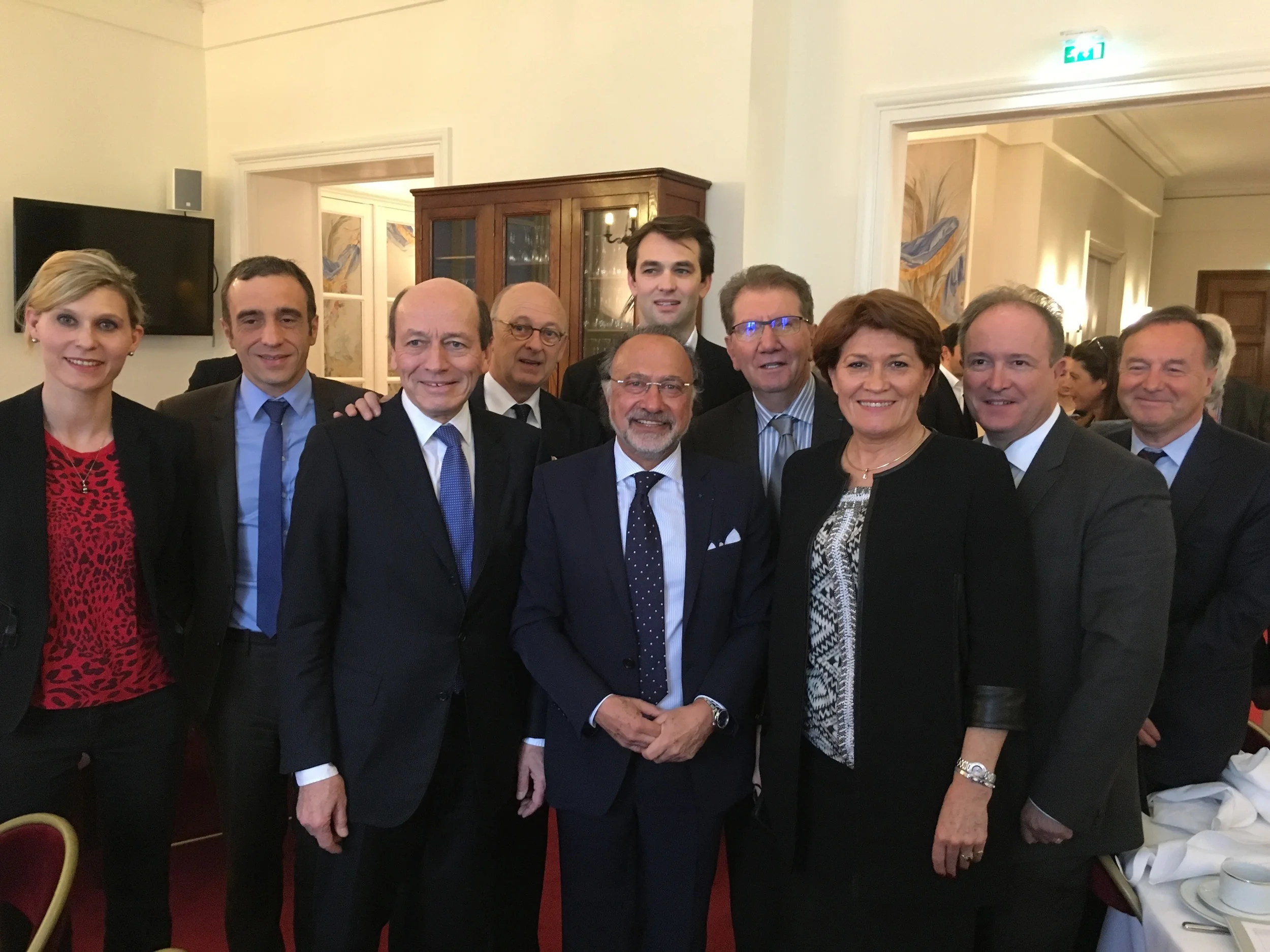 En présence d'Olivier Dassault, Jean-Michel Fourgous, Arlette Grosskost, Michel Herbillon, Denis Jacquat, Jean-Michel Couve, Virginie Duby-Muller, Gérard Menuel, Frédéric Reiss, Arnaud Viala, Jean-Pierre Vial, Claude Sturni, Pierre-Morel-A-l'Huissier, Bérengère Poletti, Jean-François Mancel, Jean-Baptiste Lemoyne, Gilles Lurton, Claude de Ganay, Philippe Gosselin, Claude Greff, Isabelle Le Callennec
