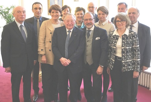 En présence d’Olivier Dassault, Jean-Michel Fourgous, Edouard Courtial, Claude de Ganay, Annie Genevard, Philippe Gosselin, Claude Greff, Arlette Grosskost, Valérie Lacroute, Isabelle Le Callennec, Alain Marsaud, Alain Moyne-Bressand, Claudine Schmid, Fernand Siré, Arnaud Viala