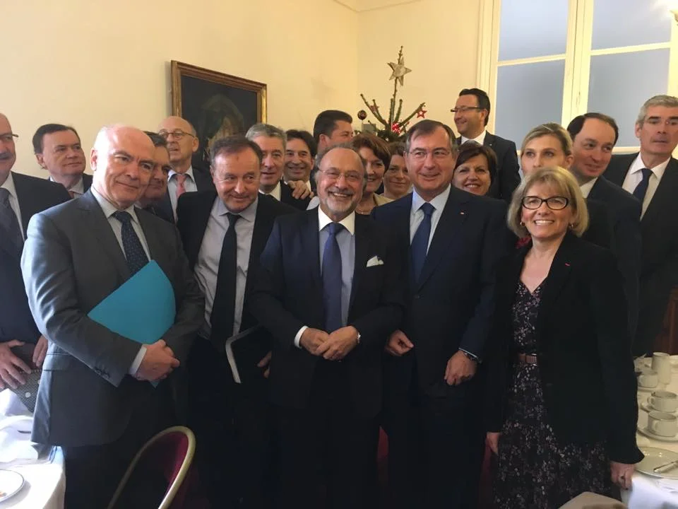 En présence d'Olivier Dassault, Jean-Michel Fourgous, Jacques-Alain Bénisti, Philippe Briand, Bernard Brochand, Guillaume Chevrollier, Edouard Courtial, Virginie Duby-Muller, Claude de Ganay, Annie Genevard, Claude Greff, Valérie Lacroute, Charles de la Verpillère, Isabelle Le Callennec, Marc Le Fur, Véronique Louwagie, Gilles Lurton, Patrice Martin-Lalande, Yannick Moreau, Pierre Morel A l'Huissier, Yves Nicolin, Patrick Ollier, Bernard Perrut, Frédéric Reiss, Arnaud Robinet, François Scellier, 