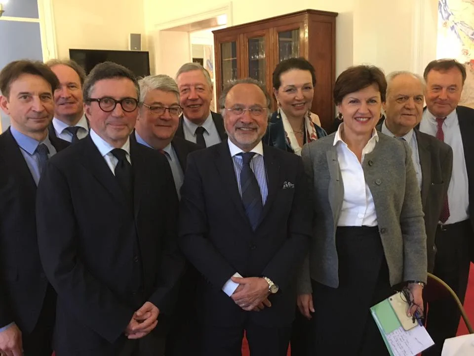 En présence d'Olivier Dassault, Jean-Michel Fourgous, Valérie Boyer, Bernard Brochand, Guillaume Chevrollier, Marianne Dubois, Annie Genevard, Gilles Lurton, Alain Moyne-Bressand, Bernard Perrut, François Rochebloine, Fernard Siré, Claude Sturni, Pascal Thevenot, Arnaud Viala, Philippe Vitel