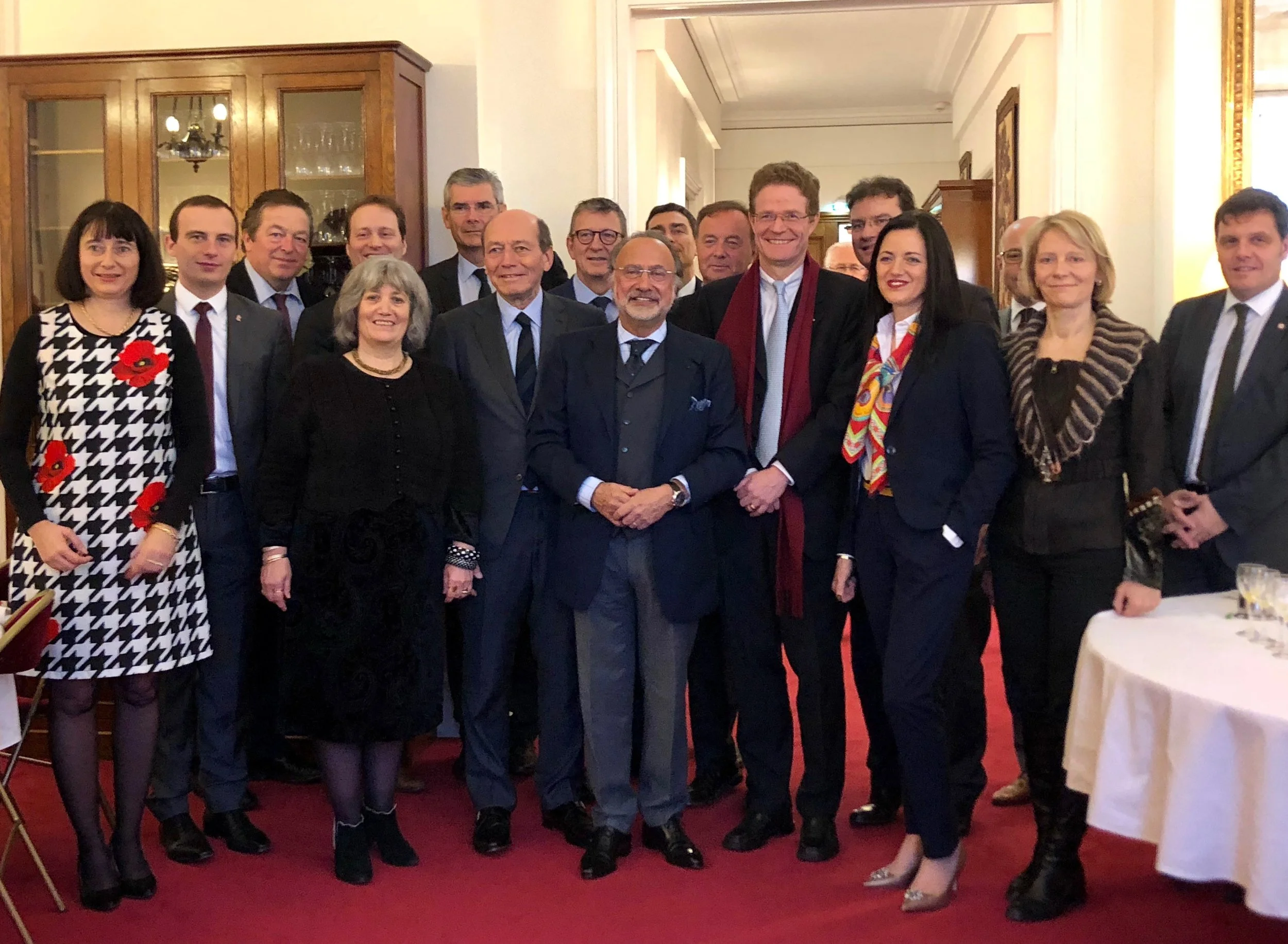 En présence d'Olivier Dassault, Jean-Michel Fourgous, Valérie Bazin-Malgras, Valérie Beauvais, Jacques Cattin, Gérard Cherpion, Guillaume Chevrollier, Pierre Cordier, Olivier Damaisin, Jean-Jacques Ferrara, Fabien di Filippo, Philippe Gosselin, Michel Herbillon, Jean-Luc Lagleize, Philippe Latombe, Sébastien Leclerc, Marc Le Fur, Constance Le Grip, Vivette Lopez, Véronique Louwagie, Sylvain Maillard, Eric Pauget, Bernard Perrut, Frédéric Reiss, Jean-Charles Taugourdeau, Laurence Trastour-Isnart, Pierre Vatin, Charles de la Verpillère, Arnaud Viala, Michel Vialay