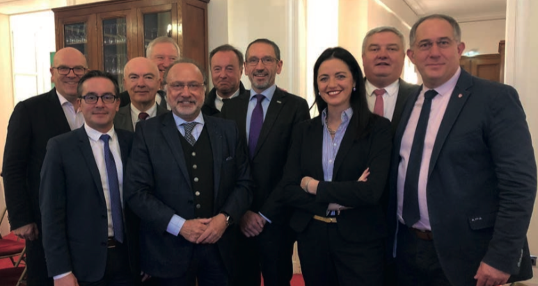 En présence d’Olivier Dassault, Jean-Michel Fourgous, Valérie Bazin-Malgras, Bruno Bonnell, Jean-Claude Bouchet, Bernard Brochand, Gérard Cherpion, Guillaume Chevrollier, Pierre Cordier, Rémi Delatte, Jean-Pierre Door, Laurent Garcia, Charles de La Verpillère, Marc Le Fur, Vincent Rolland, Eric Straumann et Pierre Vatin.