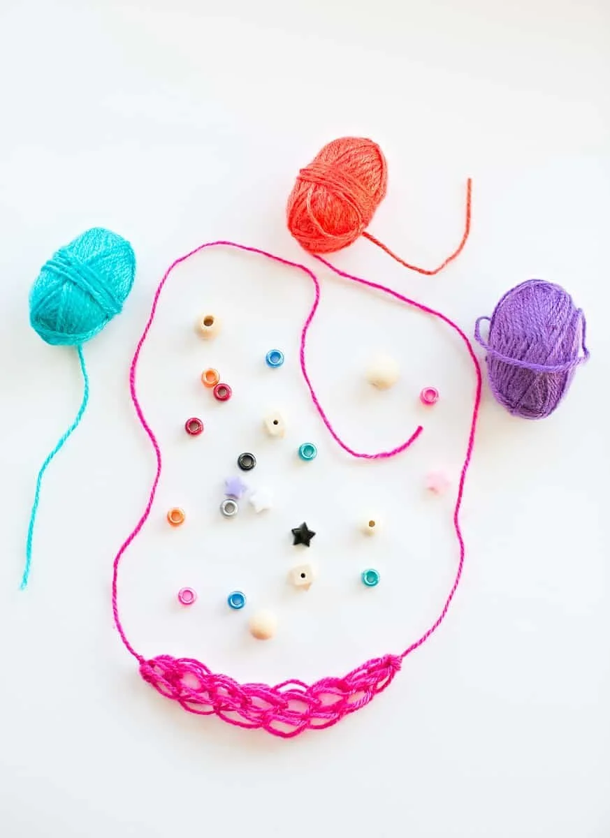 6-finger-knitting-necklace-kids.jpg