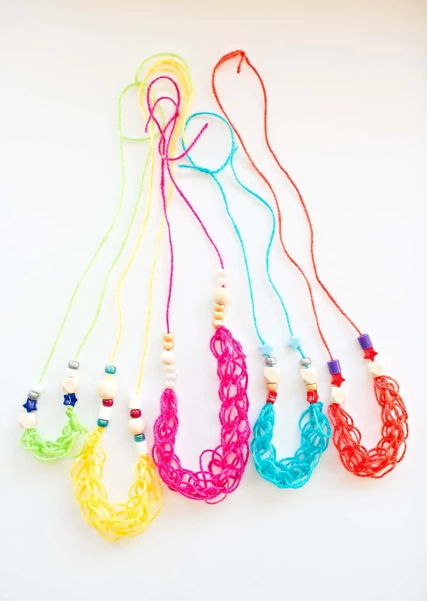 10-finger-knitting-necklace-kids.jpg