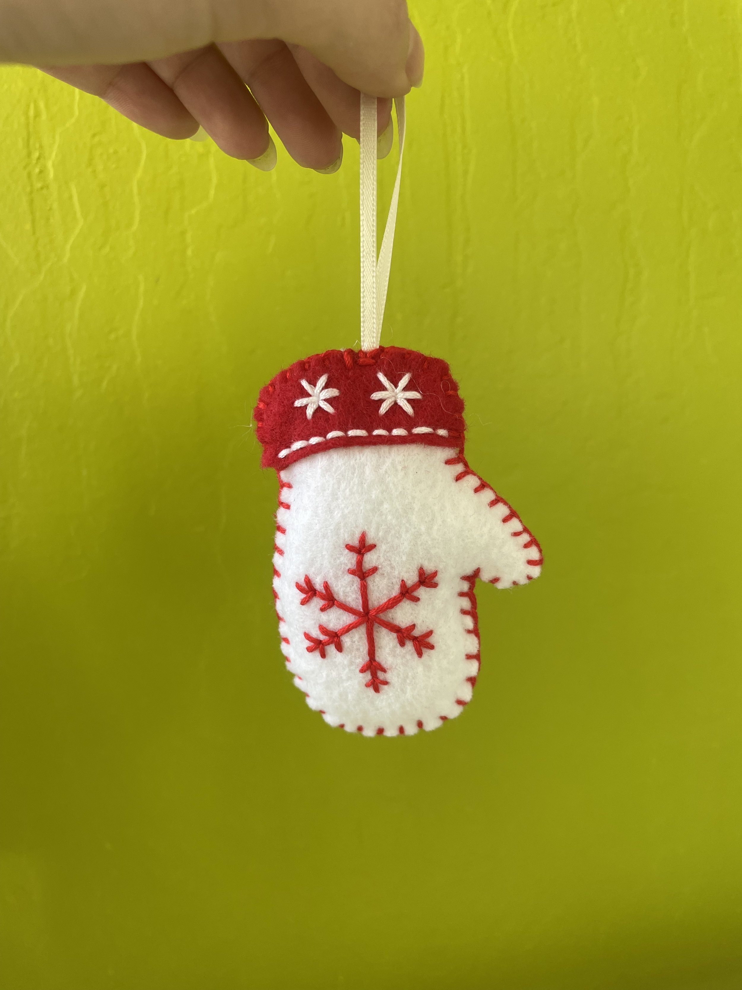 mitten ornament 2.jpg