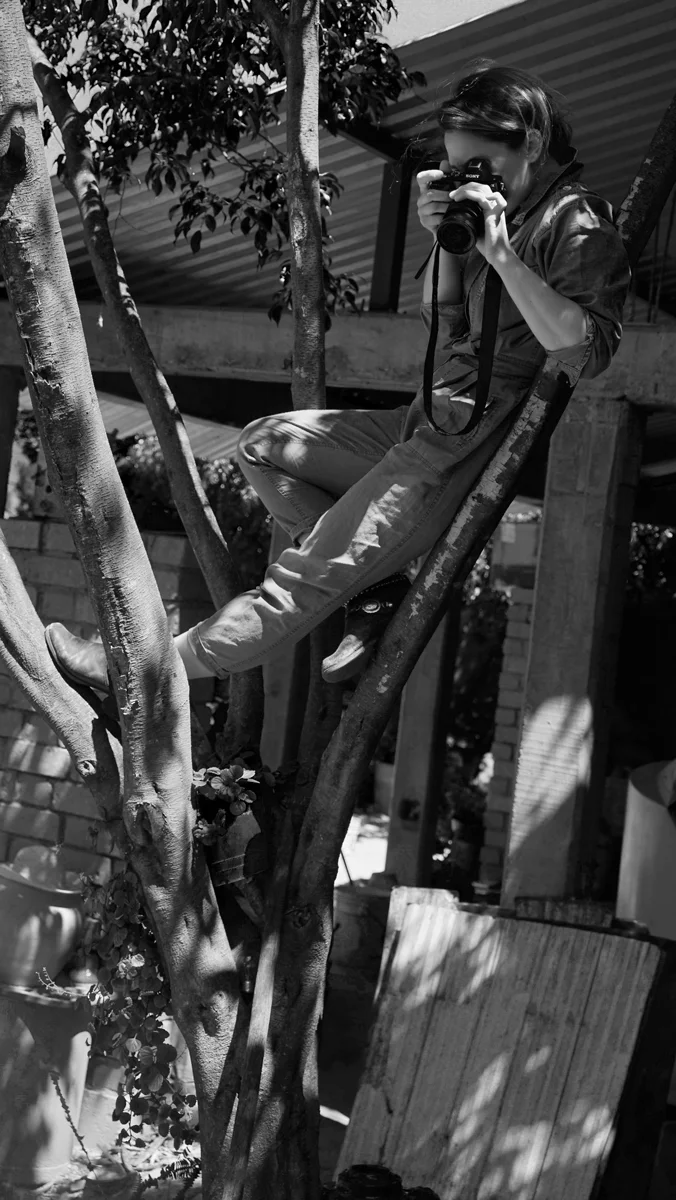 SNEJINA LATEV Snejina es una artista multidisciplinaria que trabaja en escultura, dibujo, video y cine experimental. Nació y creció en Sofia, Bulgaria y ahora vive y trabaja en Nueva York y Oaxaca mientras trabaja en este proyecto. A quí encontrarás su trabajo.
