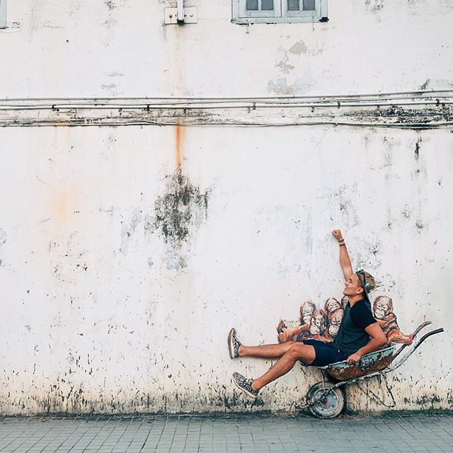 Let's go! Joining the family for a ride #Arangutans #Streetart #Kuching #Borneo #Asia #Malaysia #Graffiti #Apes #VSCO #⚓️icescobar #🇲🇾 #ErnestZacharevic #Zacharevic #grammasters3