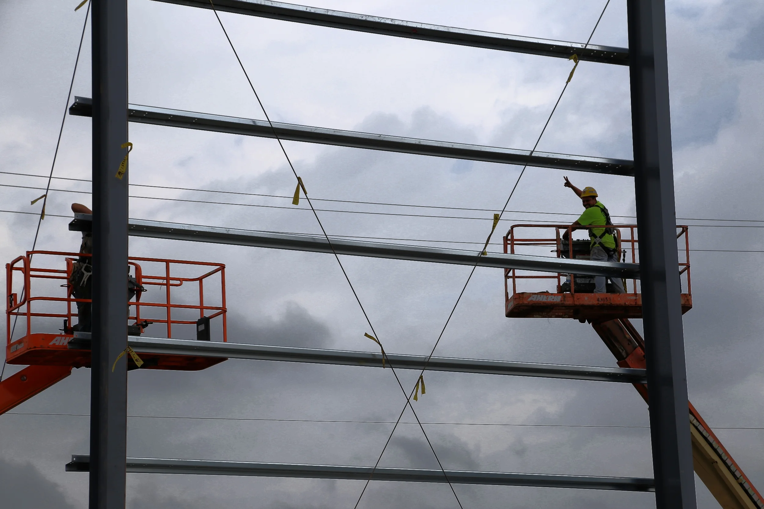 Temporily bracing the first columns