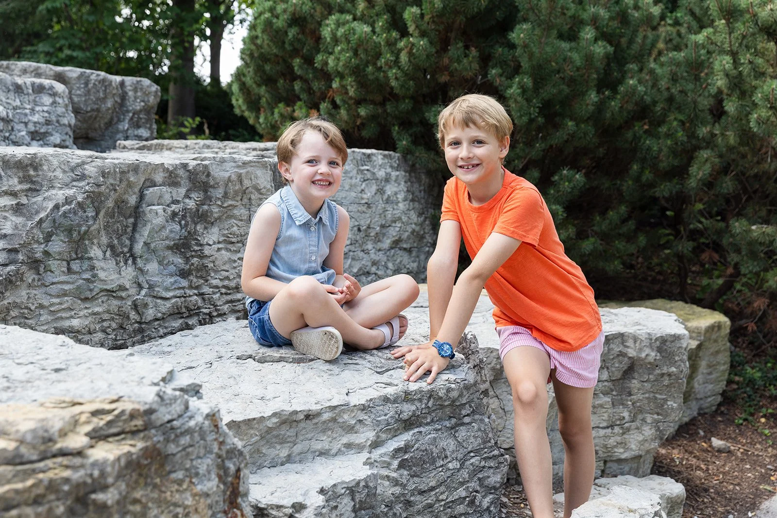 Family walking together along the 606 trail in Chicago for outdoor photos
