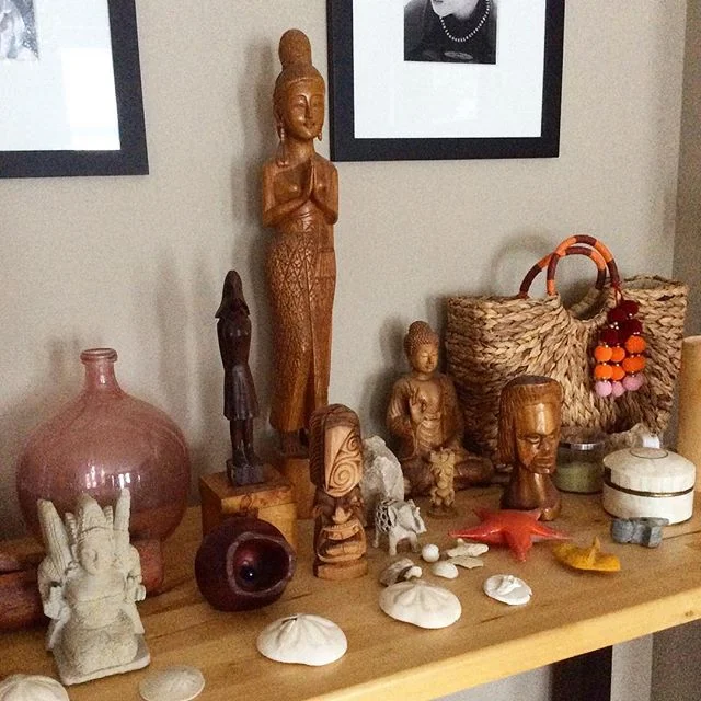 TABLE Travel-SCAPE...
.
.
.
#interiordesign #styling #livingroomdecor #tabletop #balinese #indian #thai #glass #shells #travel