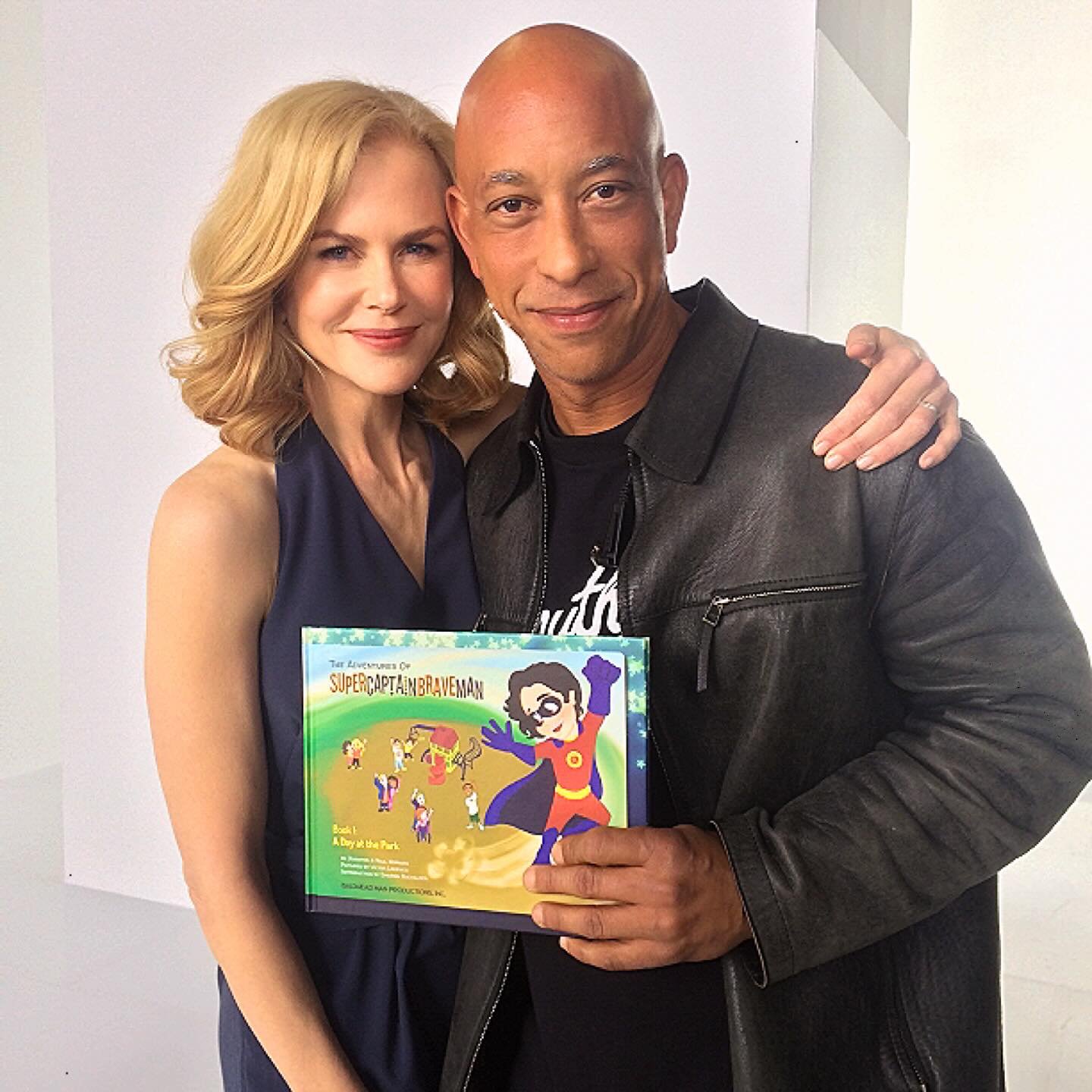 Good News Friday! 🕺 #FBF to that time when @nicolekidman was so moved by the story of @supercaptainbraveman that she wanted to take a photo with her book 🤳📸✨

We ❤️ our SuperCaptainBraveFans! 

#kidsbooks #disabiltyawareness #reading #booklover