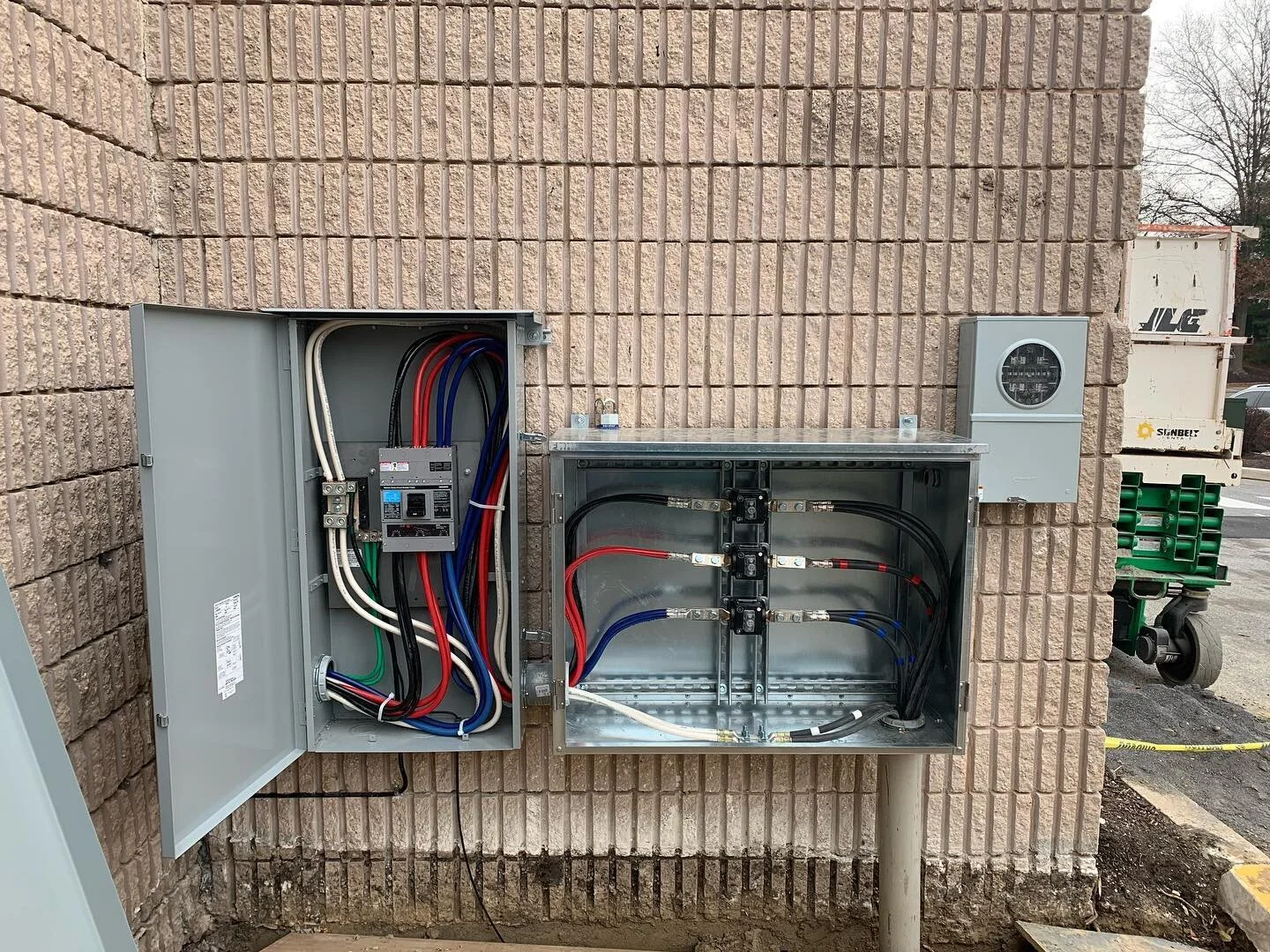 600-amp service feeding a restaurant