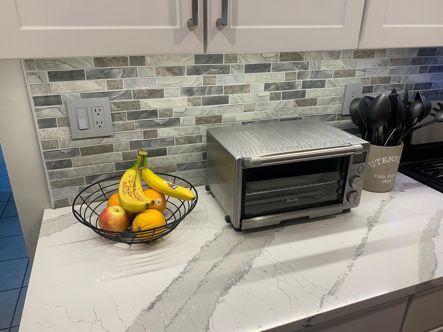 Check out the difference under-cabinet lighting makes! No more shadows on the counter top ➡️