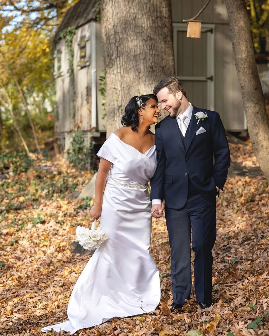 Catching up on posting 2023 work.  Looking forward to the new year! 

#weddings #weddinginspiration #weddingphotography #weddingphotographer #bride #bridalphotography #weddingday #weddingdress