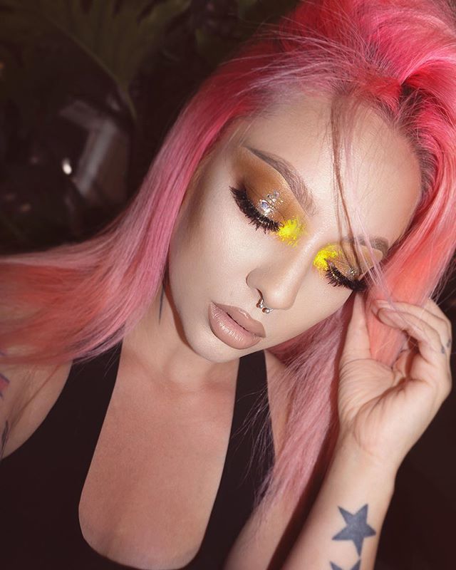 ☀️ a little burst of yelllllaaaah.☀️
Brightened up my pink with some @manicpanicnyc Hot hot pink mixed with pastel-izer. What color should I do next?!? 💗🧡💛💚💙💜 More photos coming with details of makeup.