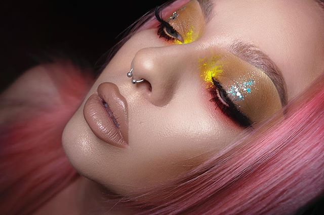 ☀️☀️☀️☀️☀️
@morphebrushes  350  palette 
@suvabeauty dance party @bperfectcosmetics carnival palette @maccosmetics stripdown + fleshpot lip
@anastasiabeverlyhills amrezy highlighter 
Dipbrow in med brown 
@makeupforeverofficial HD stick Y225
@rcmamak