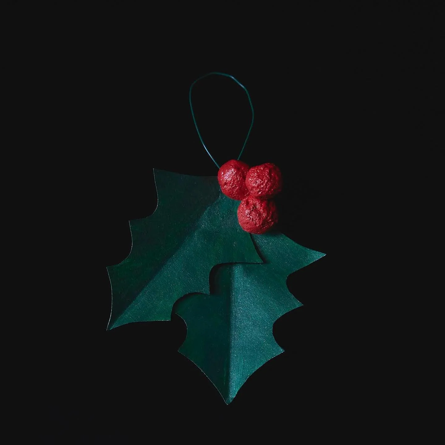 🎄English holly  #paperornaments 

🎄 papier-m&acirc;ch&eacute; berries 

🎄 watercolor on 60 lb paper 

🎄 wire stem 

✨Merry Christmas 🎄🎁 📄